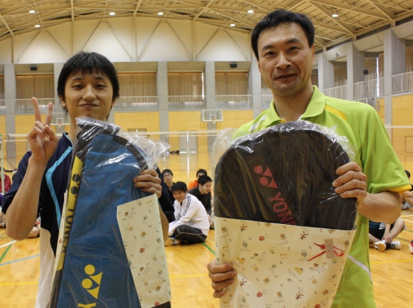 ジャンケン大会優勝の大西さん、足立さん