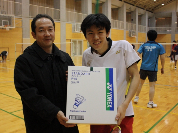 使ったシャトルと残りのニューシャトル(計30Dz)はOB会より現役に渡された(中島会長と野口副将)