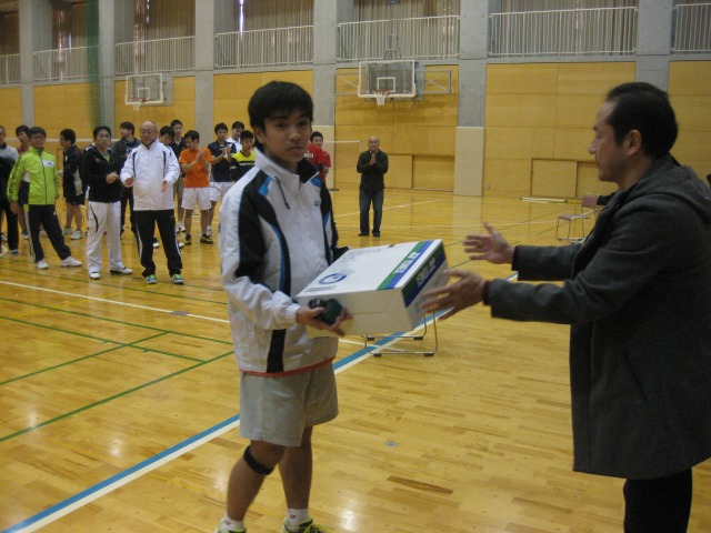 使ったシャトルと残りのニューシャトル(計20Dz)はOB会より現役に渡された(中島会長と久保園主将)